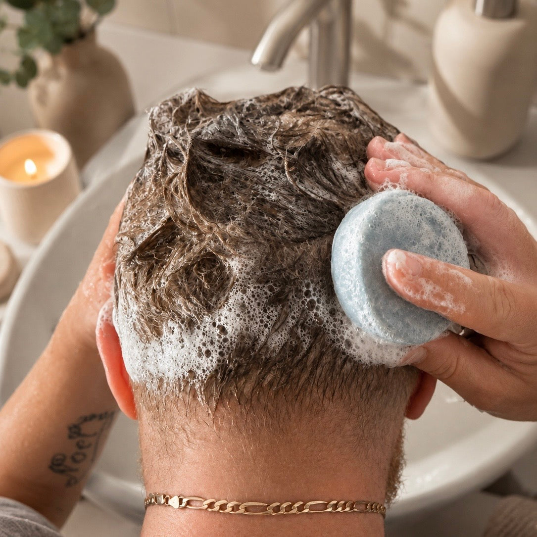     Festes Shampoo Nordklar Brise von trojbaltyk beim Einschäumen der Haare