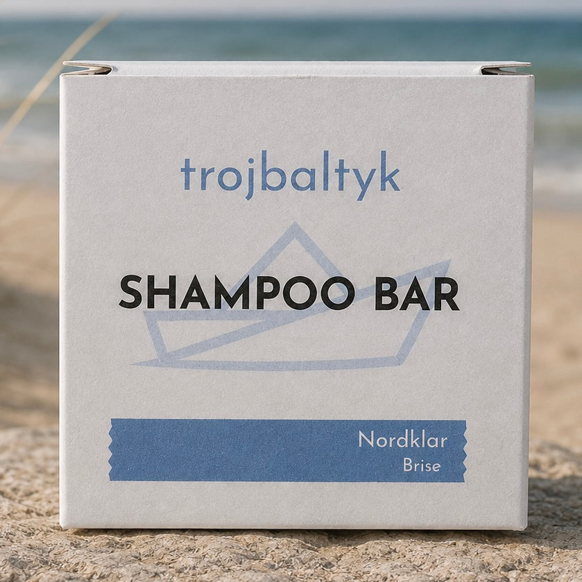 Verpackung der trojbaltyk Shampoo Bar Nordklar Brise vor Ostseehintergrund